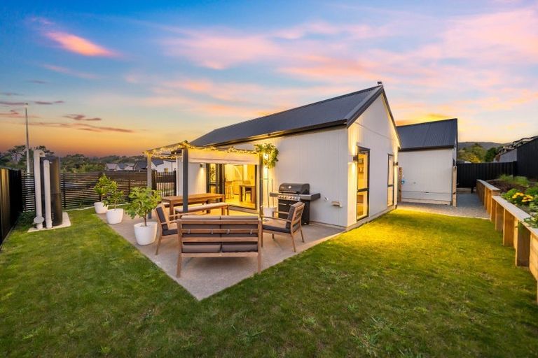 Photo of property in 11 Rewarewa Way, Timberlea, Upper Hutt, 5018