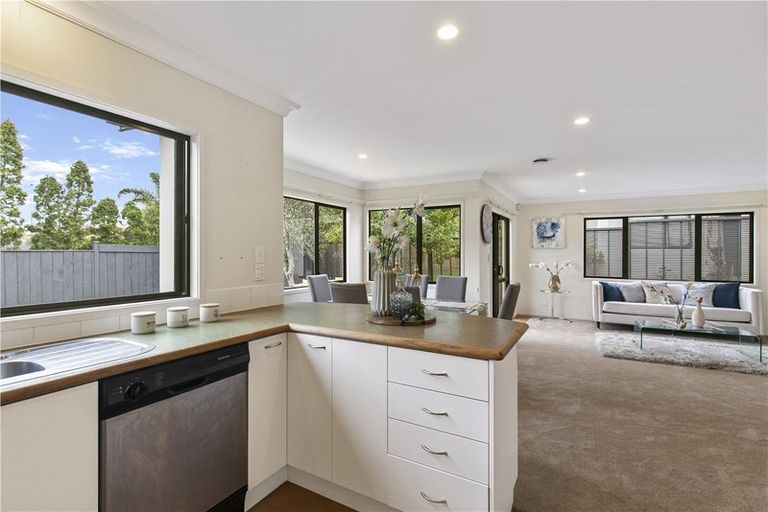 Photo of property in 16 Kilsyth Way, East Tamaki Heights, Auckland, 2016