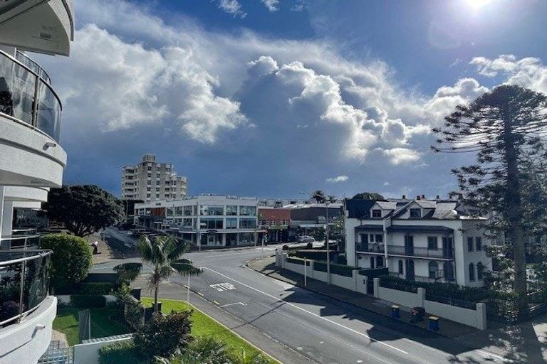 Photo of property in 2d/175 Hurstmere Road, Takapuna, Auckland, 0622