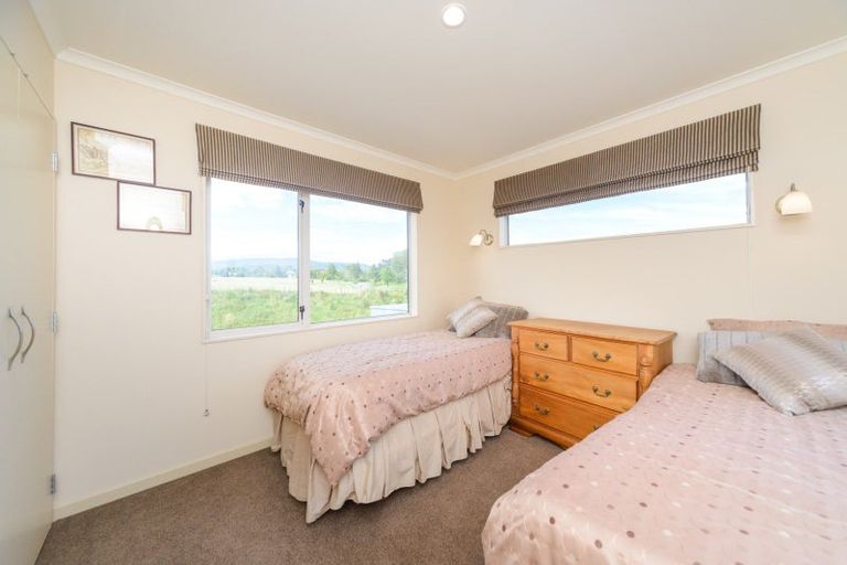 Photo of property in 1 Silkwood Place, Fitzherbert, Palmerston North, 4410