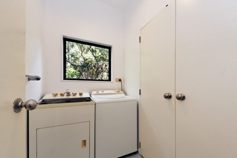 Photo of property in 15 Rayner Road, Piha, 0772