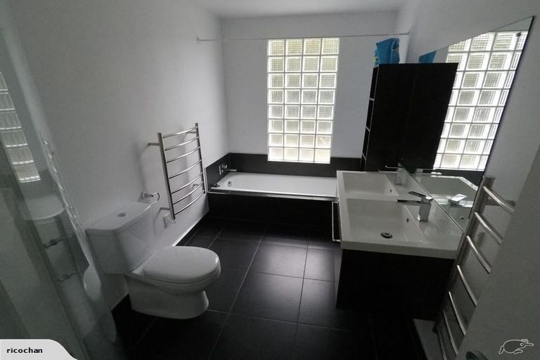 Photo of property in 32 Peter Terrace, Castor Bay, Auckland, 0620