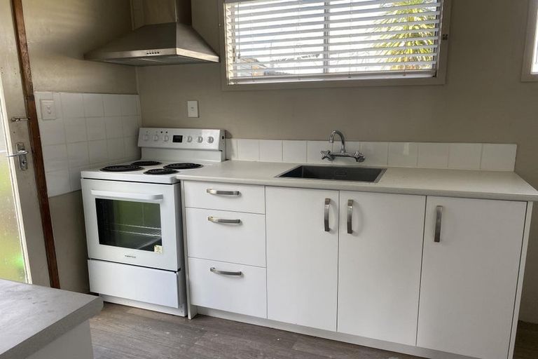 Photo of property in 2 Vera Road, Te Atatu South, Auckland, 0610