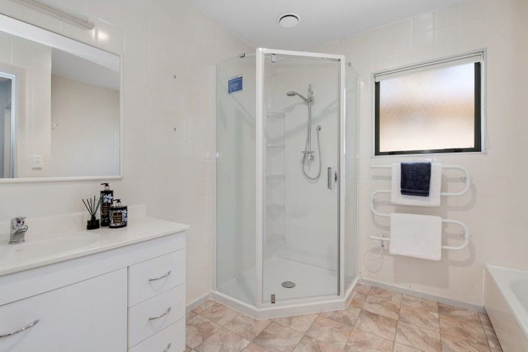 Photo of property in 11 William Bayes Place, Red Beach, 0932