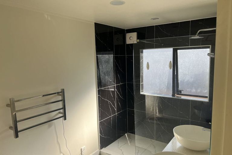 Photo of property in 2/5 Mchardy Place, Glenfield, Auckland, 0627