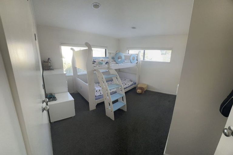 Photo of property in 2/5 Mchardy Place, Glenfield, Auckland, 0627