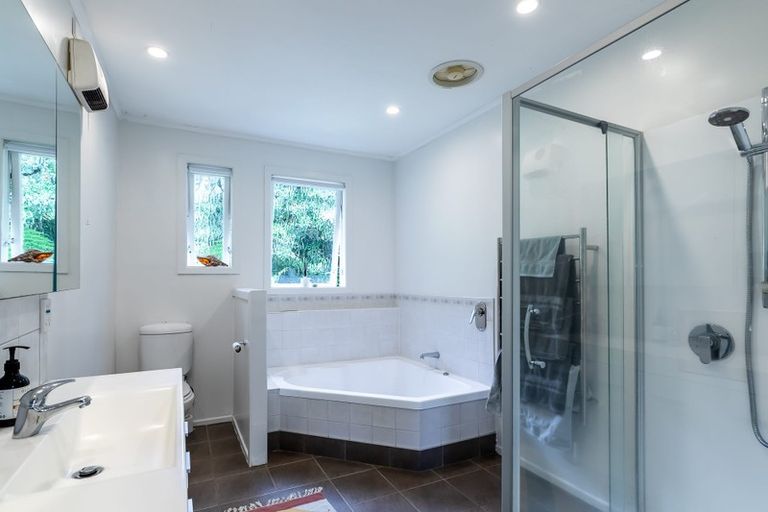 Photo of property in 9 Raroa Terrace, Waiatarua, Auckland, 0604