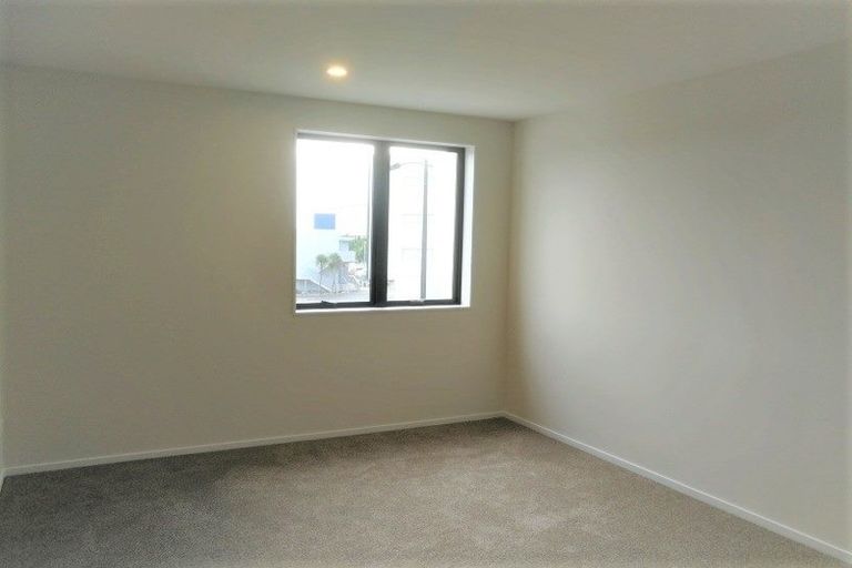 Photo of property in 70 Seafarer Crescent, Stanmore Bay, Whangaparaoa, 0932