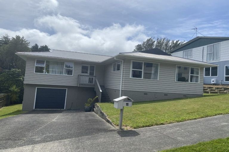 Photo of property in 11 Westhaven Drive, Tawa, Wellington, 5028