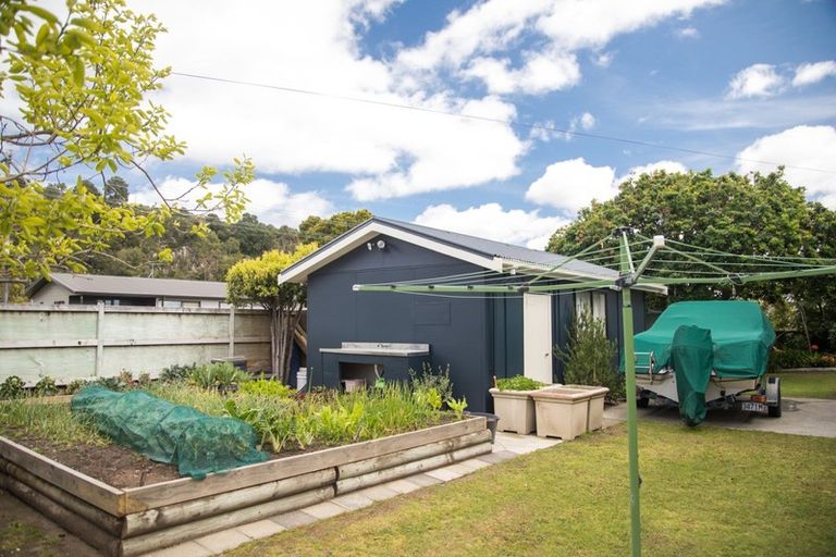 Photo of property in 2 Banks Street, Cooks Beach, Whitianga, 3591