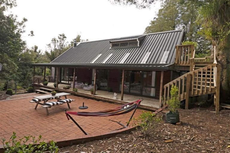 Photo of property in 566 Scenic Drive, Waiatarua, Auckland, 0612