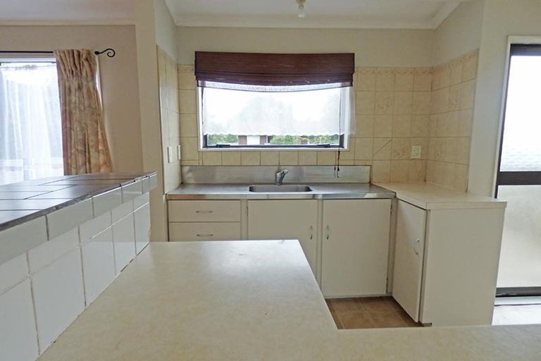 Photo of property in 1/8 Woodside Road, Massey, Auckland, 0614