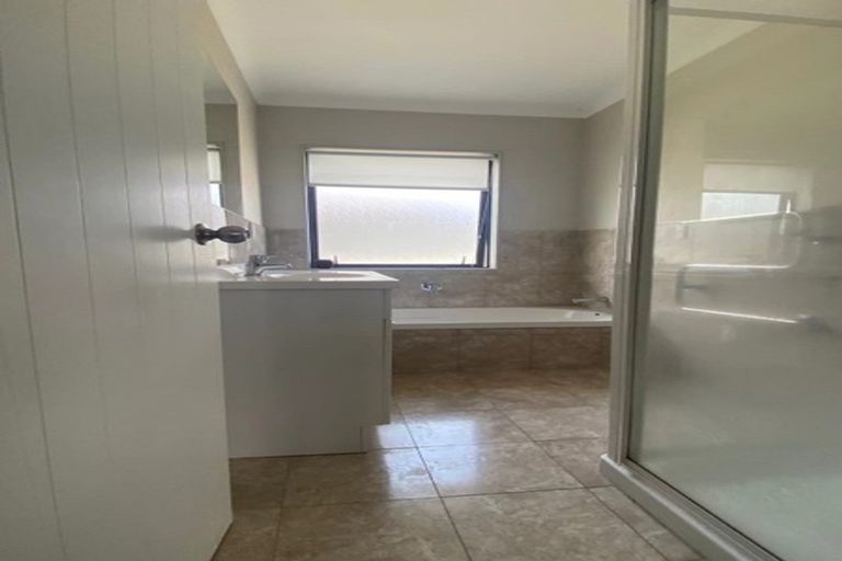 Photo of property in 16 Andover Way, Goodwood Heights, Auckland, 2105