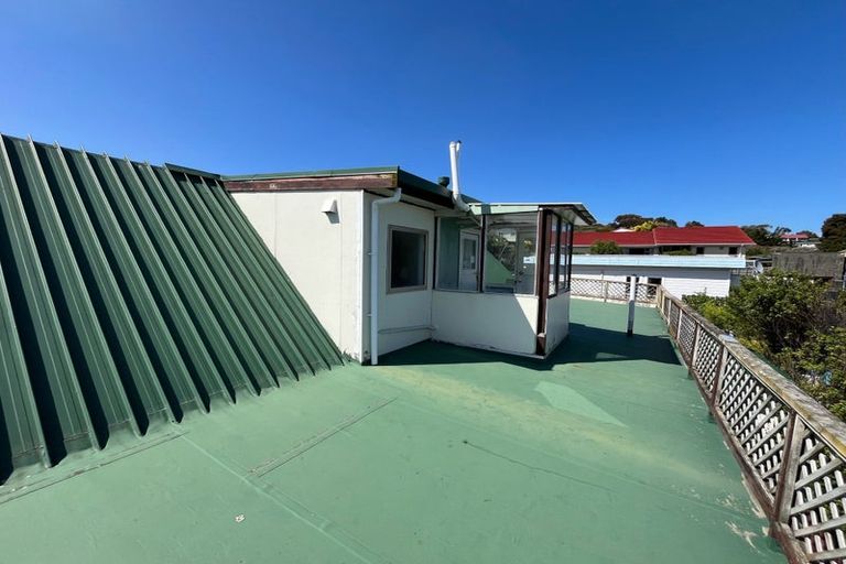 Photo of property in 2 Mervyn Place, Plimmerton, Porirua, 5026