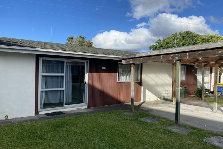 Photo of property in 2 Vera Road, Te Atatu South, Auckland, 0610