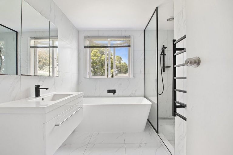 Photo of property in 15 Collingwood Road, Waiuku, 2123