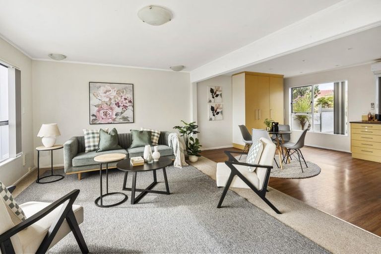 Photo of property in 10 Hollydale Grove, Churton Park, Wellington, 6037