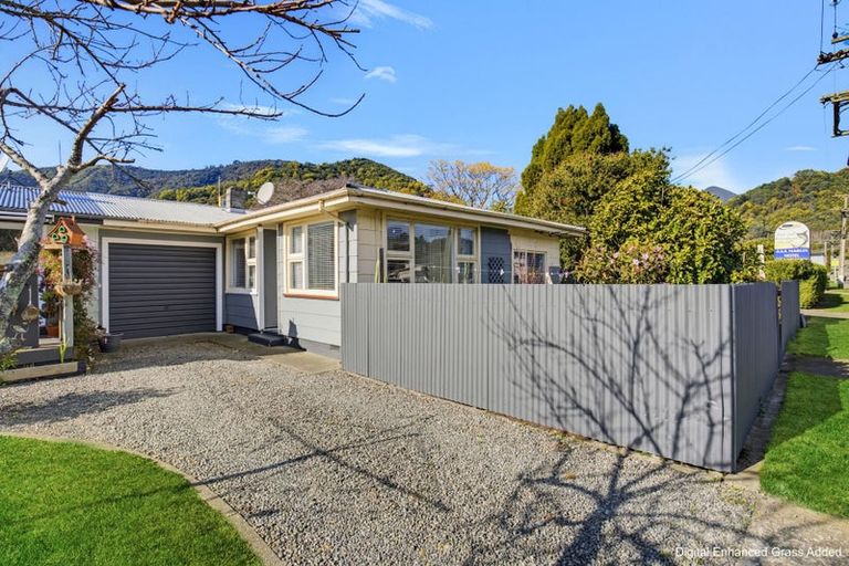 Photo of property in 30c York Street, Picton, 7220