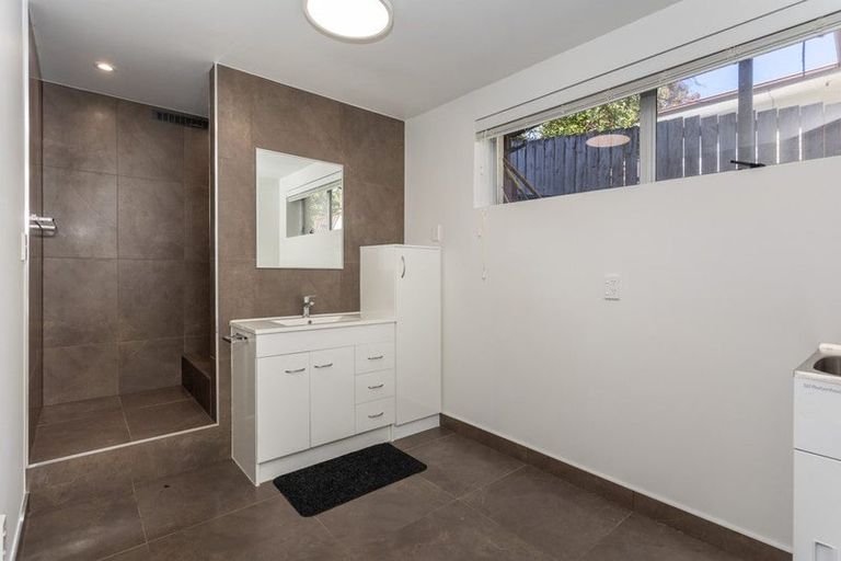 Photo of property in 1/25 Brunton Place, Glenfield, Auckland, 0629
