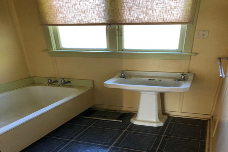 Photo of property in 13 Hunter Street, Edendale, 9825