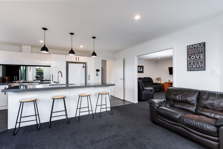 Photo of property in 101 Johnstone Drive, Fitzherbert, Palmerston North, 4410