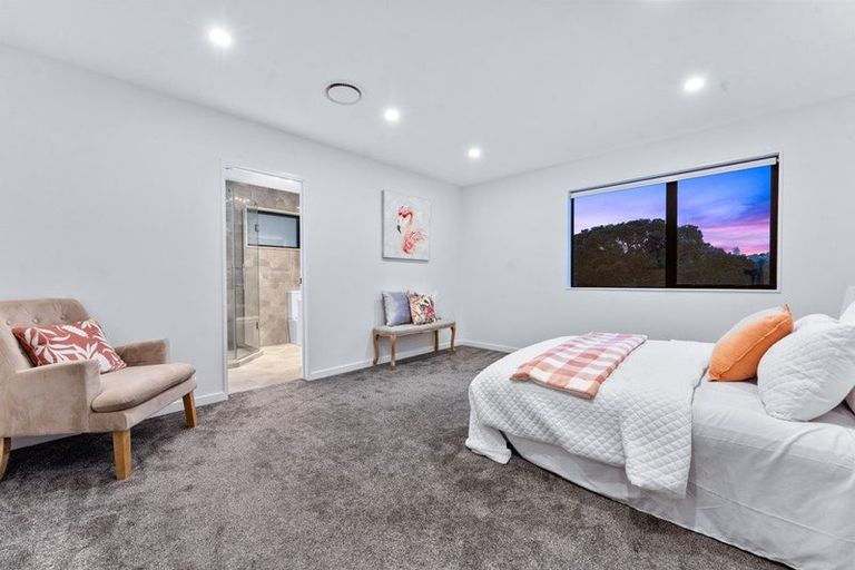 Photo of property in 25 Henriette Place, Totara Park, Auckland, 2105