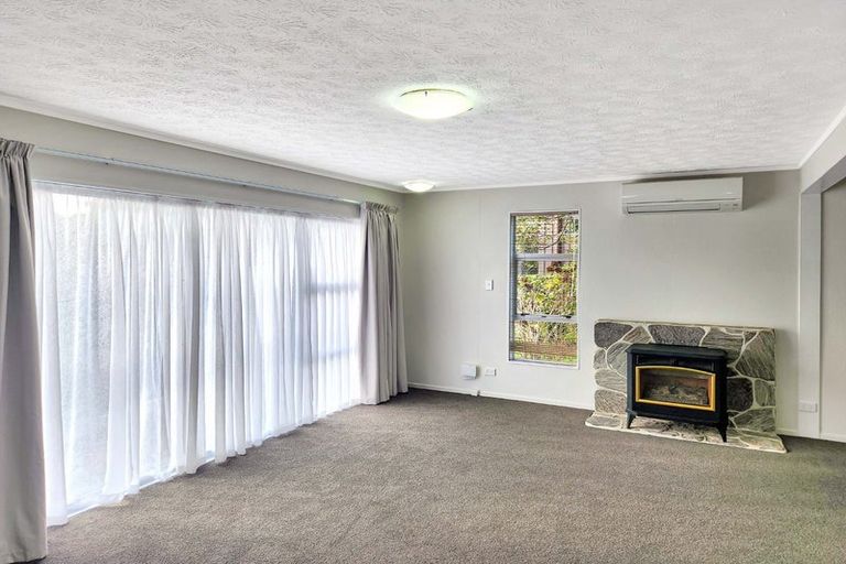 Photo of property in 2 Dundee Place, Crofton Downs, Wellington, 6035