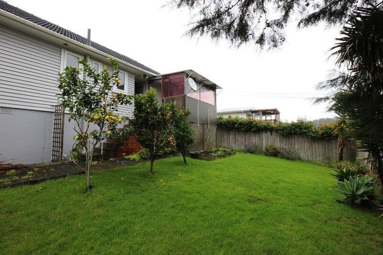 Photo of property in 17 Barron Drive, Green Bay, Auckland, 0604