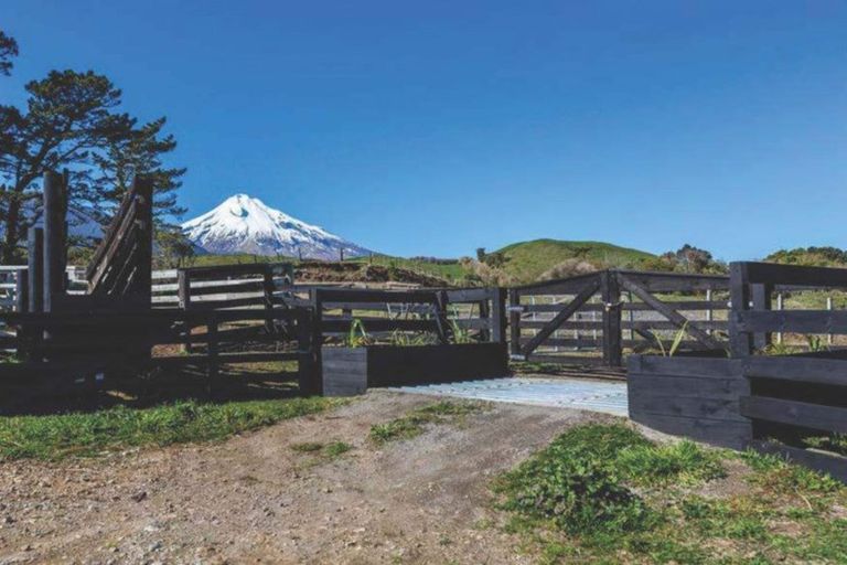 Photo of property in 610 Dover Road, Okato, New Plymouth, 4374