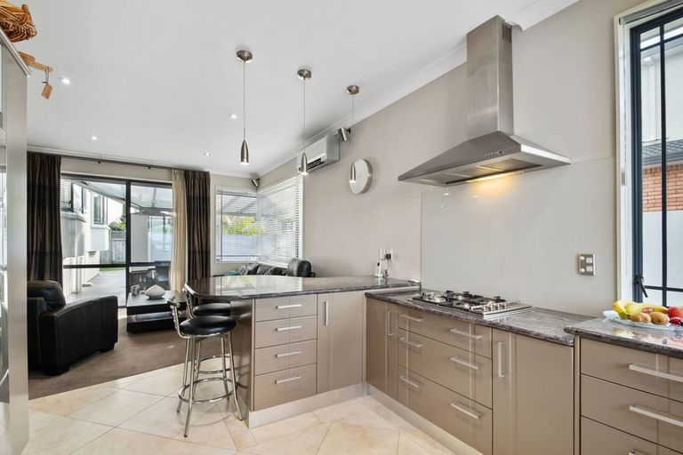 Photo of property in 6 Courtneys, West Harbour, Auckland, 0618