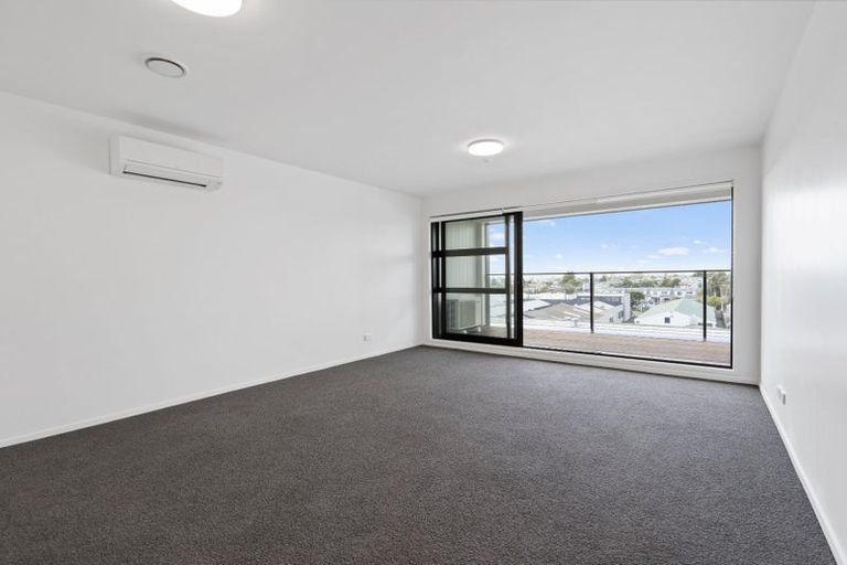 Photo of property in 1/4045f Great North Road, Glen Eden, Auckland, 0602