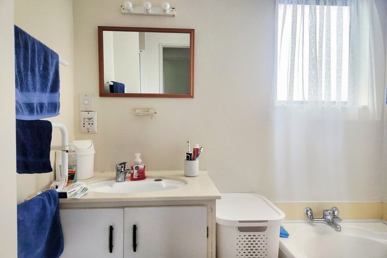 Photo of property in 72 West Harbour Drive, West Harbour, Auckland, 0618