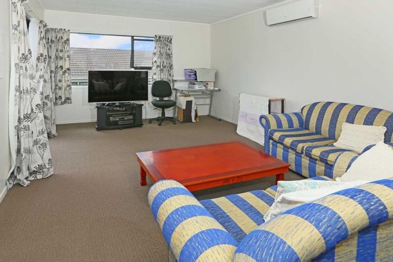 Photo of property in 4 Landsdale Place, Massey, Auckland, 0614