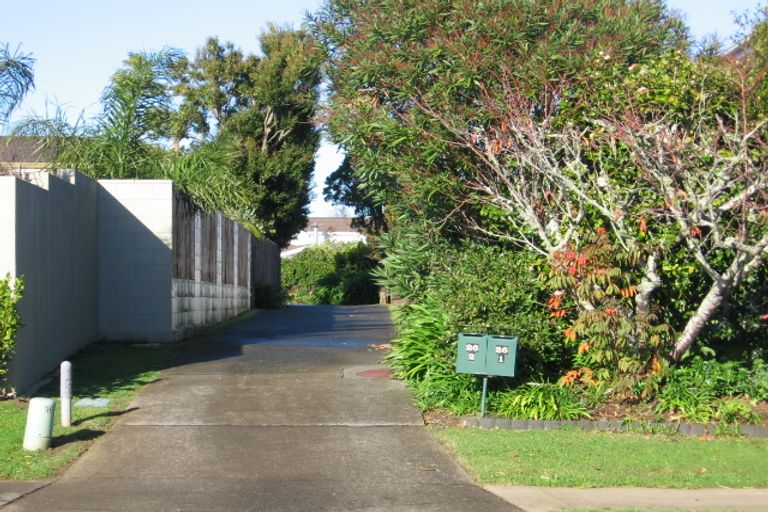 Photo of property in 1/26 Fielding Crescent, Farm Cove, Auckland, 2012