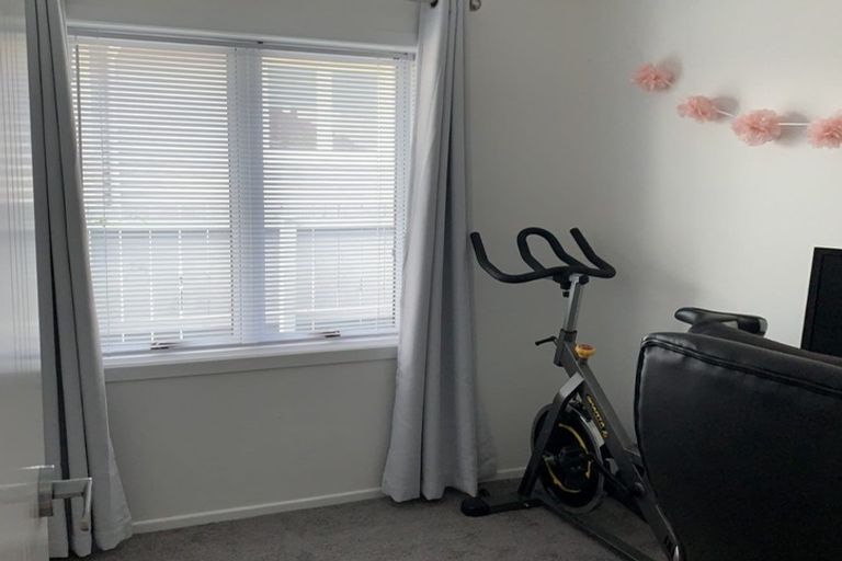 Photo of property in 1/25 Barrys Road, Glendene, Auckland, 0602