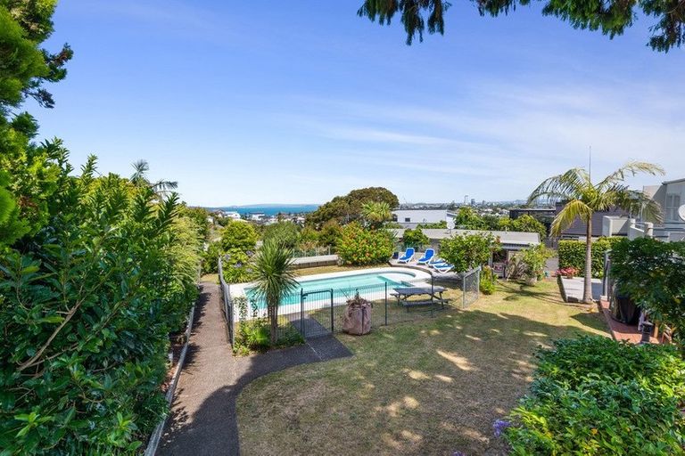 Photo of property in 7/18 Parr Terrace, Castor Bay, Auckland, 0620
