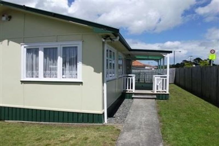 Photo of property in 140 Don Buck Road, Massey, Auckland, 0614