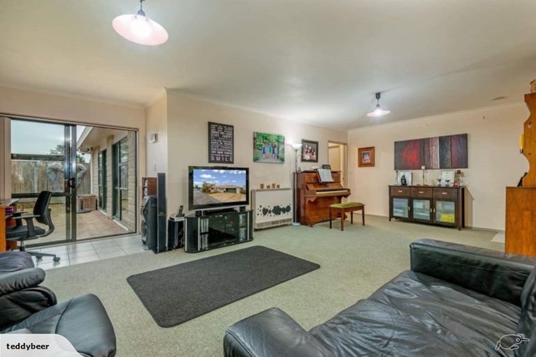 Photo of property in 15 Woburn Place, Takaro, Palmerston North, 4412