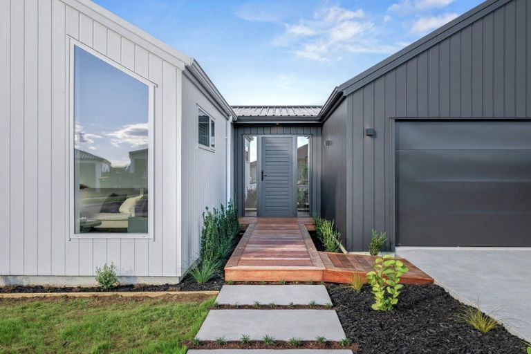 Photo of property in 42 Opouatu Avenue, Glenbrook, 2681