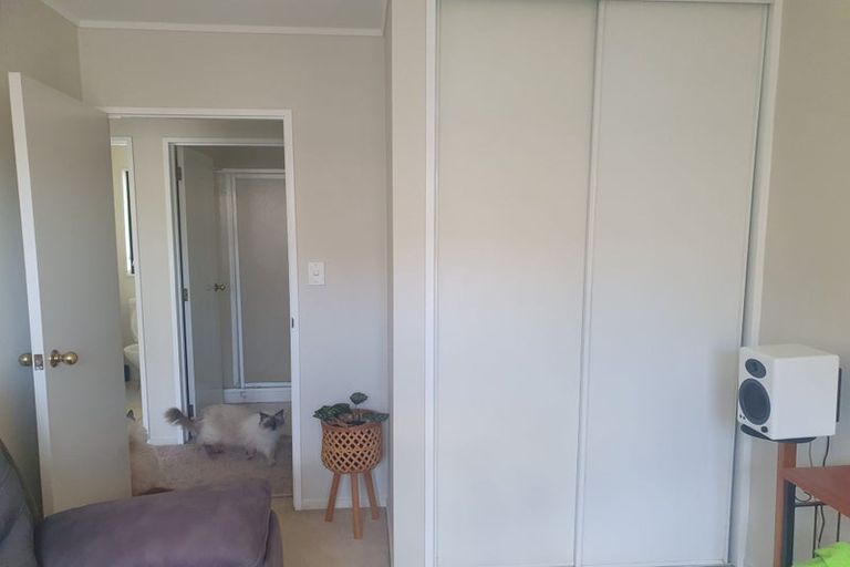 Photo of property in 1/20 Barbados Drive, Unsworth Heights, Auckland, 0632