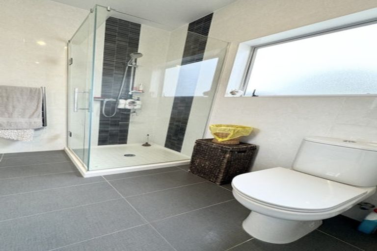 Photo of property in 2/63 Pupuke Road, Birkenhead, Auckland, 0627