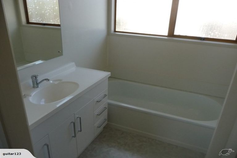 Photo of property in 1/12 Goldnib Place, Randwick Park, Auckland, 2105