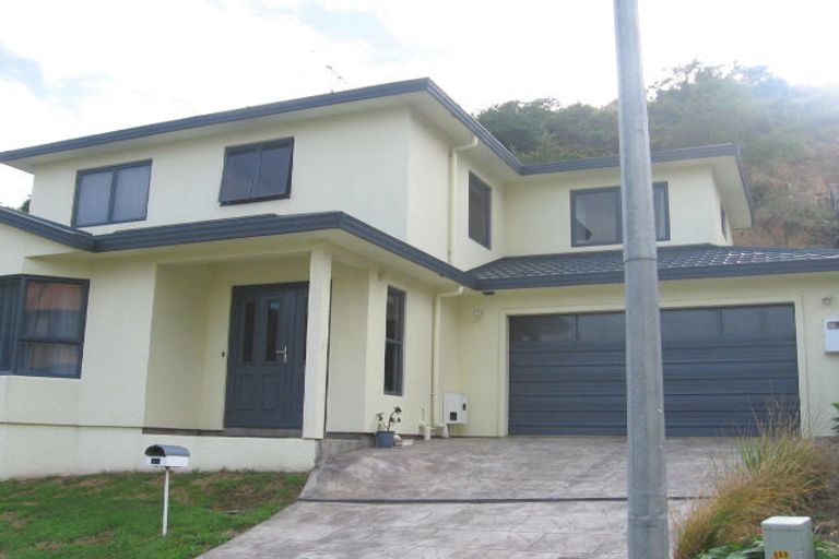 Photo of property in 27 Domanski Crescent, Owhiro Bay, Wellington, 6023