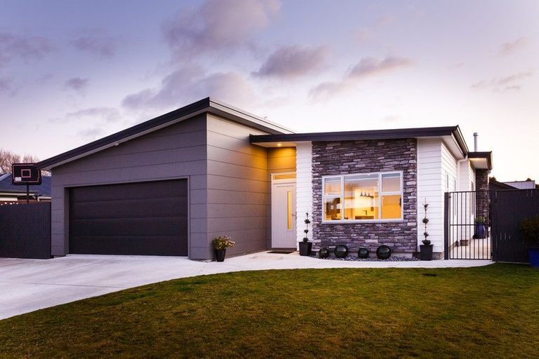 Photo of property in 16 Freedom Drive, Kelvin Grove, Palmerston North, 4414