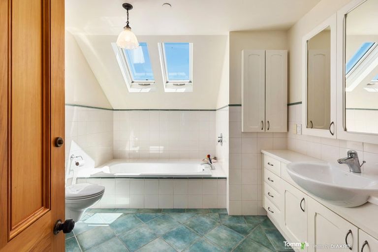 Photo of property in 25 Fairview Crescent, Kelburn, Wellington, 6012