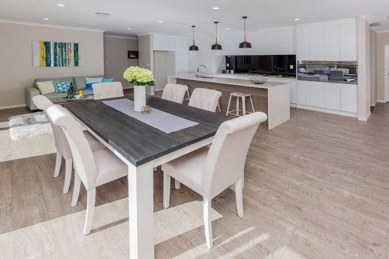 Photo of property in 18 Syd Grant Crescent, Orewa, 0931