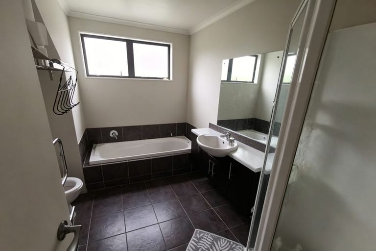 Photo of property in 2a Dapple Place, Flat Bush, Auckland, 2019