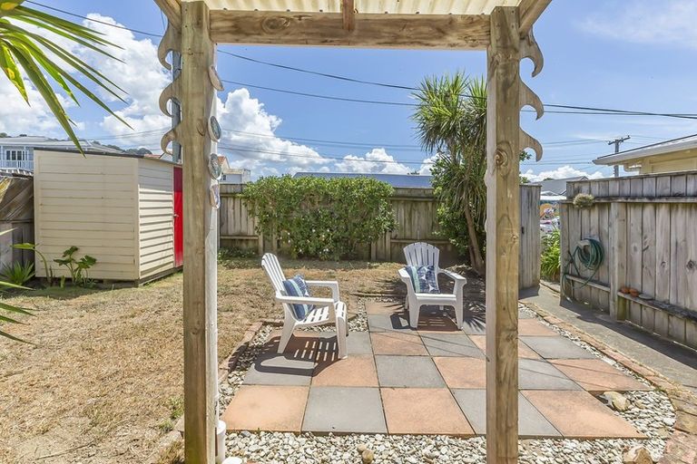 Photo of property in 137 Apu Crescent, Lyall Bay, Wellington, 6022
