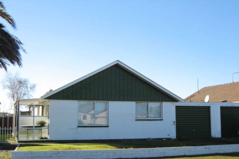 Photo of property in 1/2 Lomax Place, Islington, Christchurch, 8042