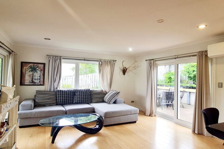 Photo of property in 31 Mandeville Place, Unsworth Heights, Auckland, 0632